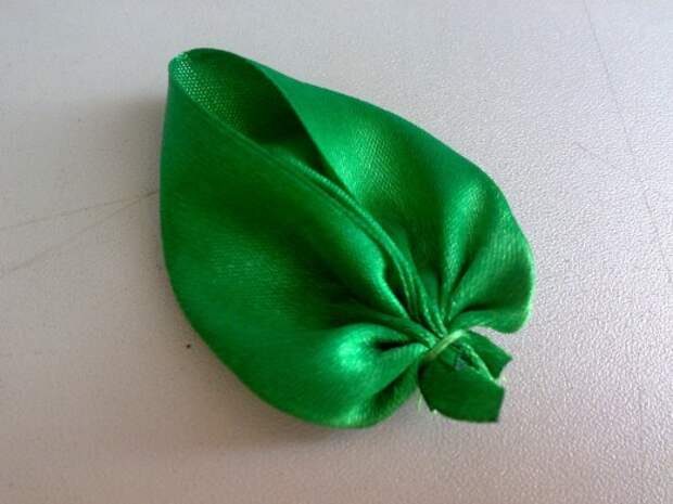 Листочки из лент своими руками. Листья из атласных лент. Листики из атласных лент. Листья из лент. Листочки канзаши.