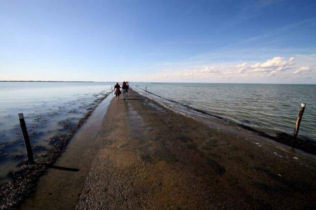 Дорога, дважды в сутки уходящая под воду дорога, вода