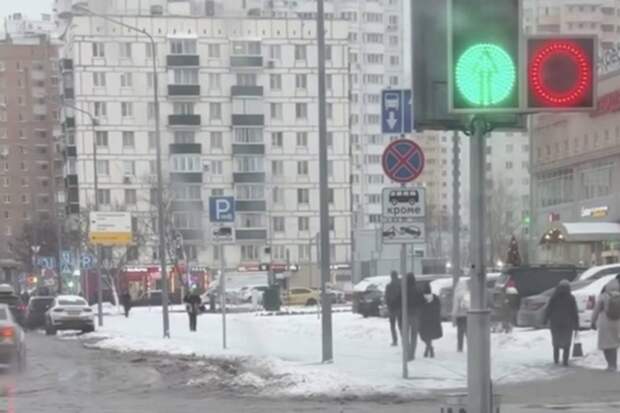 «Трюкач, да и только!»: в столице мужчина удивил водителей необычной выходкой на дороге