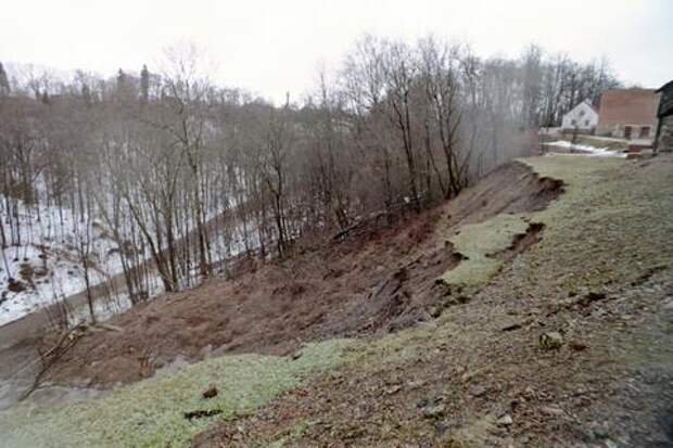 В Сочи произошёл новый оползень, грунт сполз на дорогу, проезд закрыт