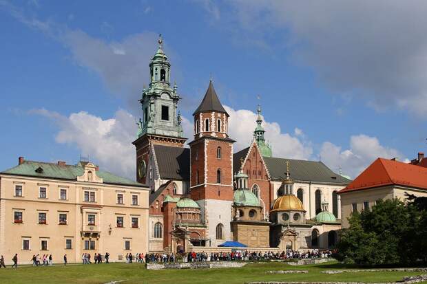https://upload.wikimedia.org/wikipedia/commons/thumb/3/30/Krak%C3%B3w_-_Wawel_Cathedral_01.jpg/1200px-Krak%C3%B3w_-_Wawel_Cathedral_01.jpg