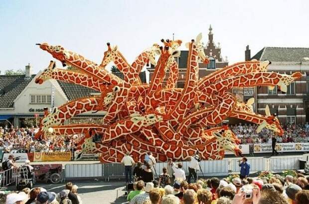 Скульптуры из цветов на параде Bloemencorso Zundert (21 фото)