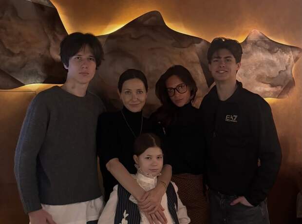 Актриса Екатерина Климова опубликовала редкое фото с четырьмя детьми