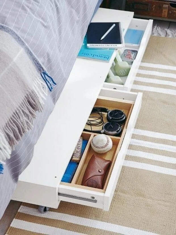 Если не хватает места: как организовать хранение под кроватью