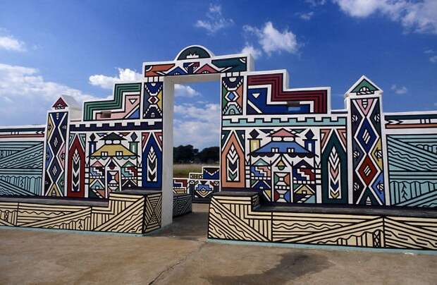 Разноцветные дома Ндебели. \ Фото: pinterest.com.