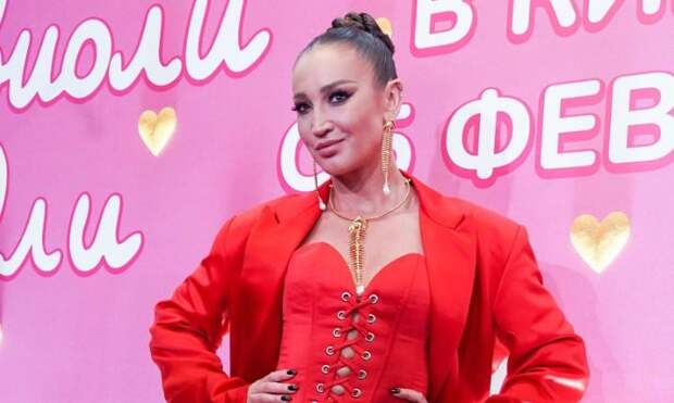 Сменила три образа за вечер, а Дмитрий Дибров признался ей в любви: как прошла премьера «Равиоли Оли» с Ольгой Бузовой в главной роли