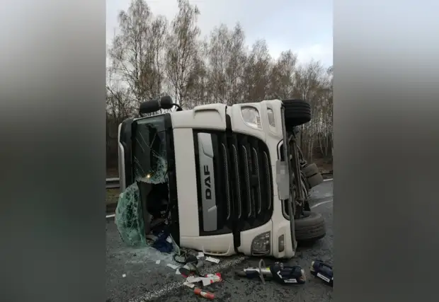 Фура перевернулась на трассе в Нижегородской области