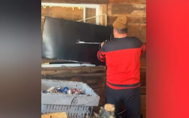 Болельщик распилил телевизор после проигрыша канадских хоккеистов на Олимпиаде