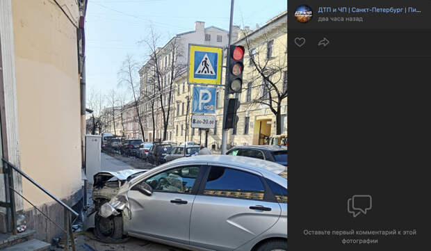 LADA Vesta врезалась в стену дома на Загородном проспекте