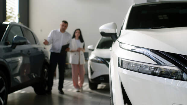 Искусственные наценки, скрытые комиссии, манипуляции со скидками: В России начался демонтаж автодилерской мафии