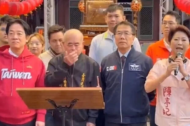 Настоятеля храма стошнило на президента Тайваня в прямом эфире