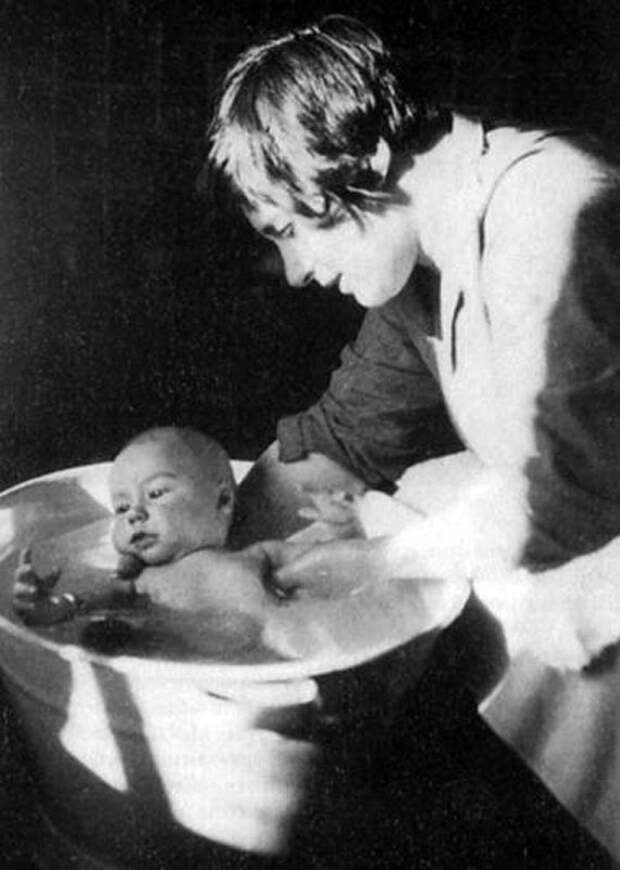 1037  Будущий ведущий передачи Очевидное-невероятное Сережа Капица с мамой Анной Алексеевной, 1928 год.jpg