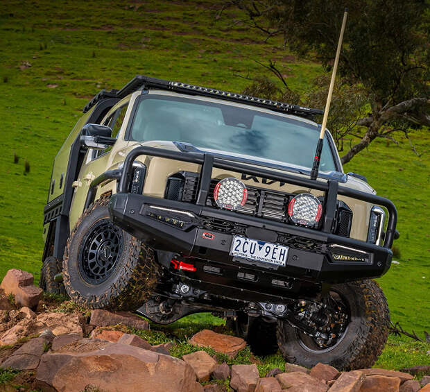 Kia Tasman превратился в приключенческий пикап мечты: мощный силовой бампер, лифт подвески и дом на колесах