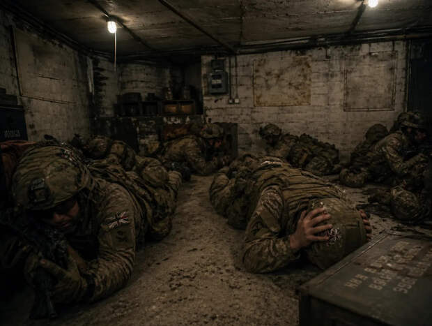 МО Великобритании выложило видео с прячущимися от иранских ракет военными