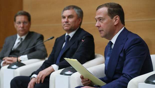 Исполняющий обязанности председателя правительства РФ Дмитрий Медведев во время встречи с депутатами фракции Единая Россия в Государственной Думе РФ. 7 мая 2018 Исполняющий обязанности председателя правительства РФ Дмитрий Медведев во время встречи с депутатами фракции Единая Россия в Государственной Думе РФ. 7 мая 2018