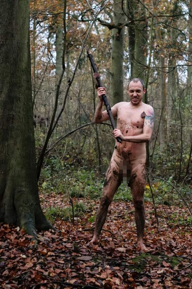 Парочка нудистов из Великобритании делает смешные фотографии в лесу, борясь со стрессом во время пандемии