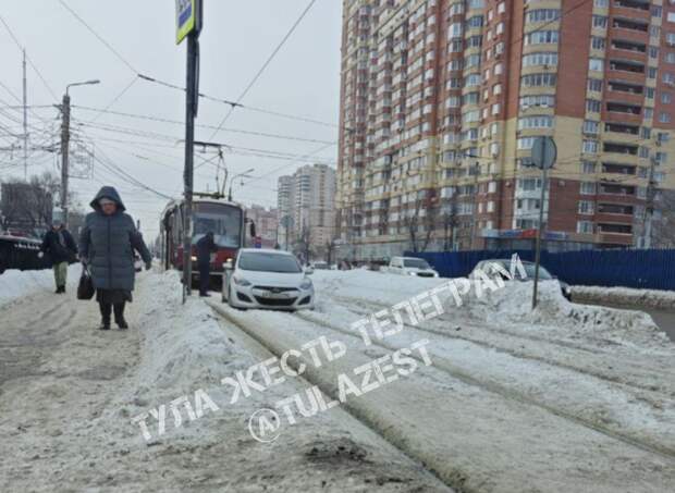 На Зеленстрое в Туле легковой автомобиль заблокировал движение трамваев