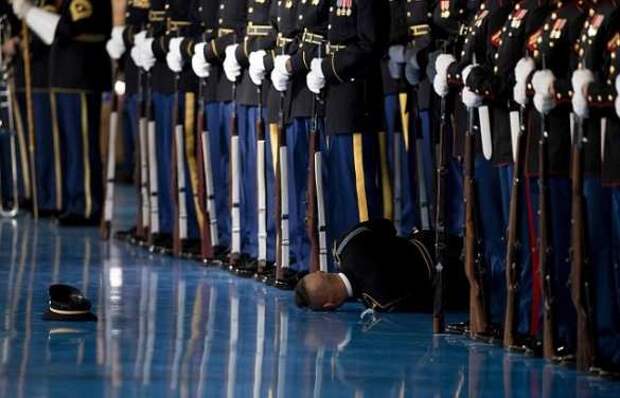 Американский солдат рухнул в обморок во время прощальной речи Обамы (ФОТО)