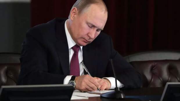 Путин присвоил звания Героев Труда и знаки «За успехи в труде»