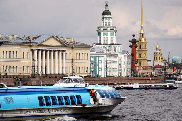 "Невские новости": пассажирский теплоход врезался в Адмиралтейскую набережную в Петербурге
