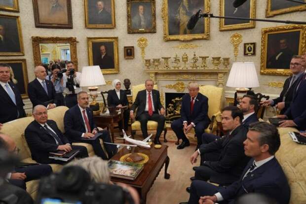 Реджеп Эрдоган и Дональд Трамп в Белом доме обсуждают актуальные вопросы амеркиано-турецких отношений, сенябрь 2025 г.