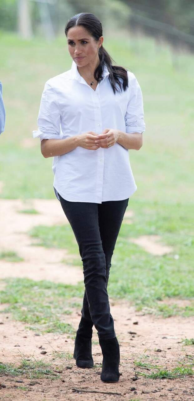 Меган Маркл в белой рубашке и джинсах