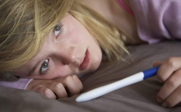 Объяснил физику: молодой учитель закрутил роман с моей дочерью. Только школу закончила и уже беременна