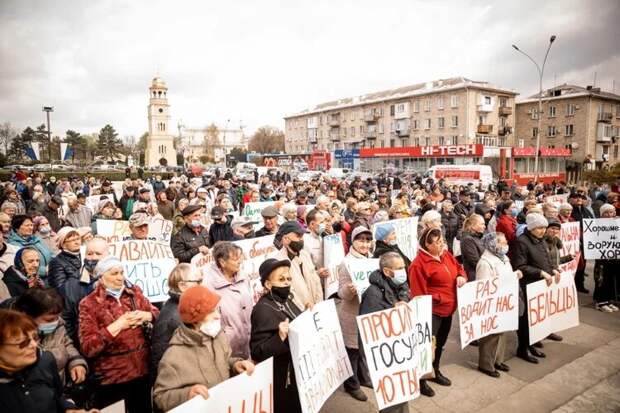 Люди в Молдавии проводят митинги