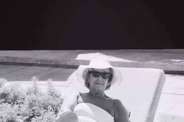 Актриса Кэтрин Зета-Джонс показала фото своей матери в купальнике