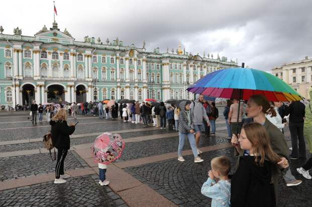В Фойе Эрмитажного театра открылась выставка «Эрмитажные мгновения»