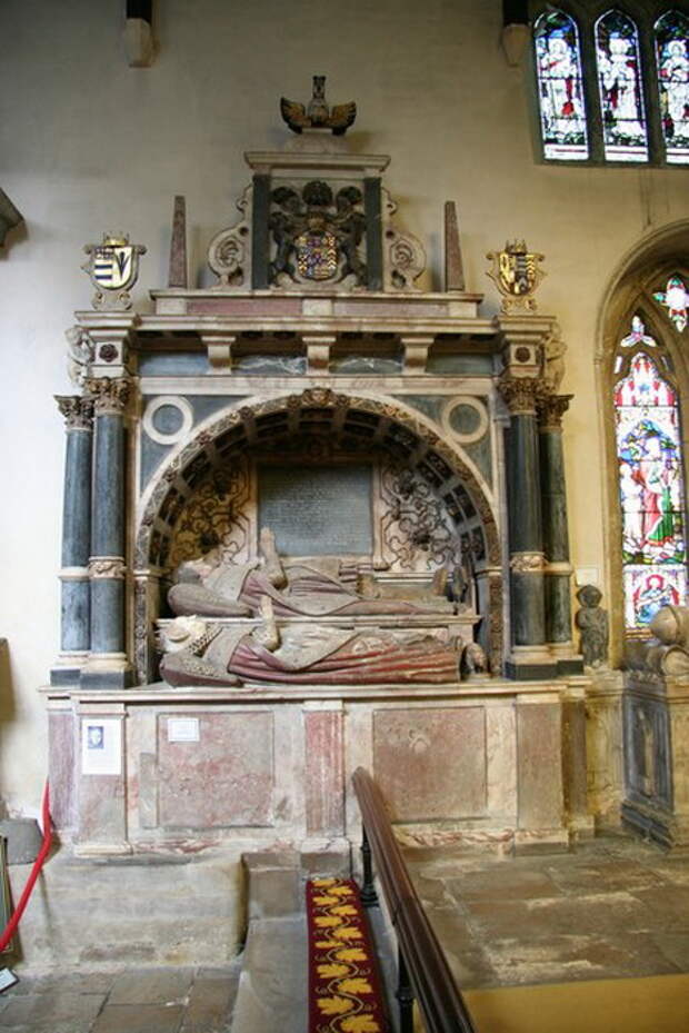 Надгробие графа и его жены в Боттесфорде, несмотря на то, что похоронена она в Лондоне, общее