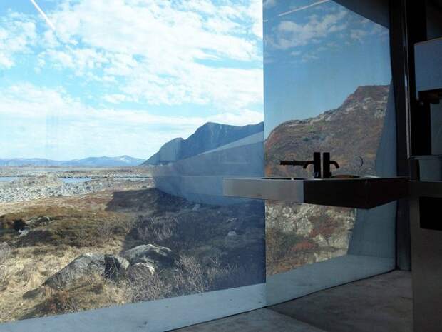 Прекрасный вид из панорамных окон туалета (проект студии из Morfeus Arkitekter, Норвегия). | Фото: realty.tut.by. 
