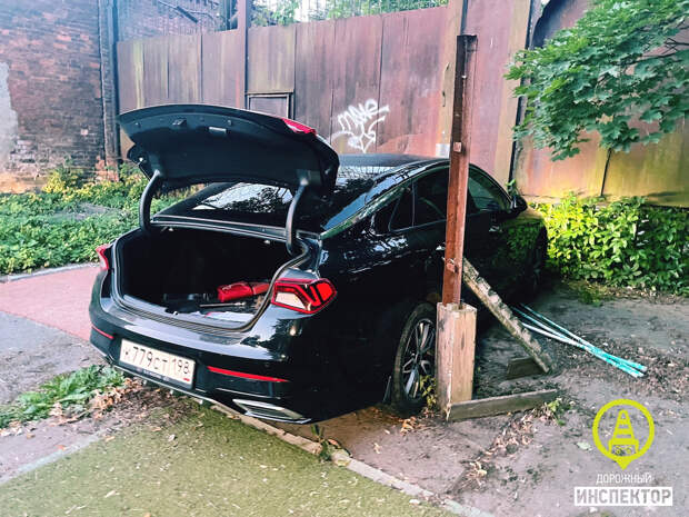 Ночью очень нетрезвый водитель летал по центру Петербурга. Чтобы его понять, пришлось вызывать переводчика