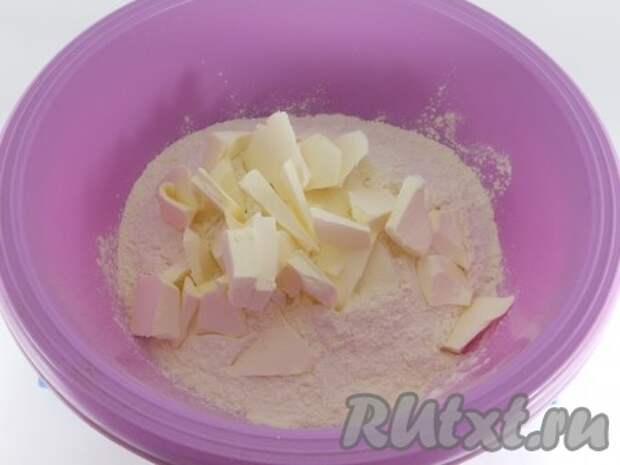 В глубокую миску просеять муку. Добавить кусочки холодного сливочного масла или маргарина.