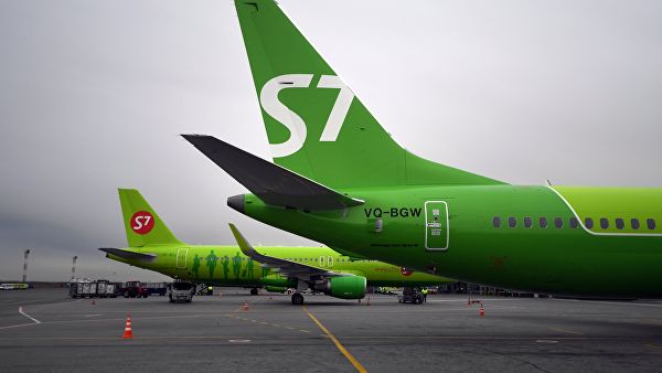 Самолет Boeing авиакомпании S7 на перроне аэропорта Толмачево в Новосибирске Самолет Boeing авиакомпании S7 на перроне аэропорта Толмачево в Новосибирске