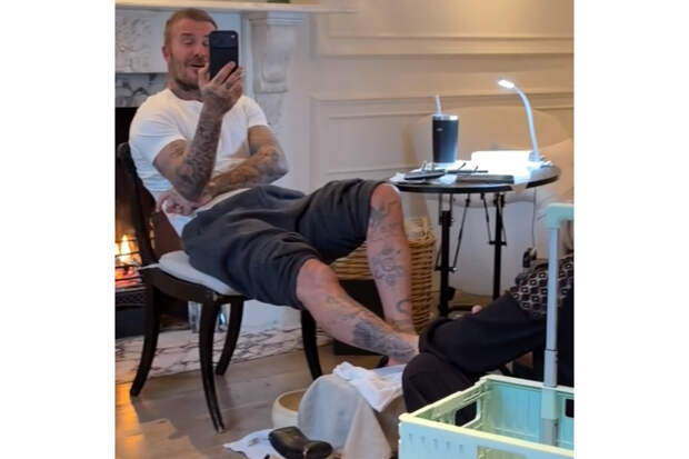 Виктория Бекхэм показала фото мужа с педикюра