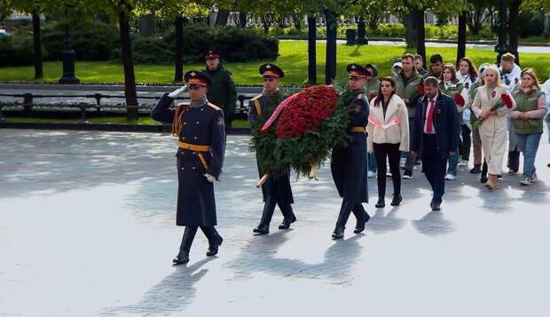 Молдавские политики Шор и Гуцул почтили память военных у мемориала «Могила Неизвестного Солдата»