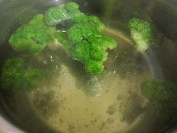 Замороженную брокколи промыть теплой водой. пошаговое фото этапа приготовления свиных отбивных