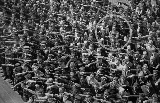 Единственный человек в толпе отказался от нацистского приветствия, 1936