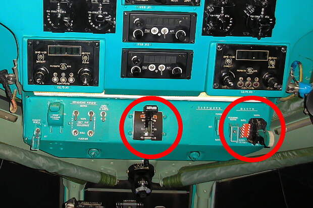 Управление закрылками (слева) и шасси на Ту-154