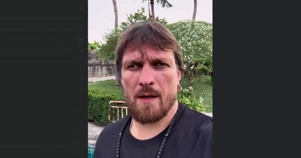 Александр Усик из какой-то теплой страны, желает украинцам света и чуства юмора.