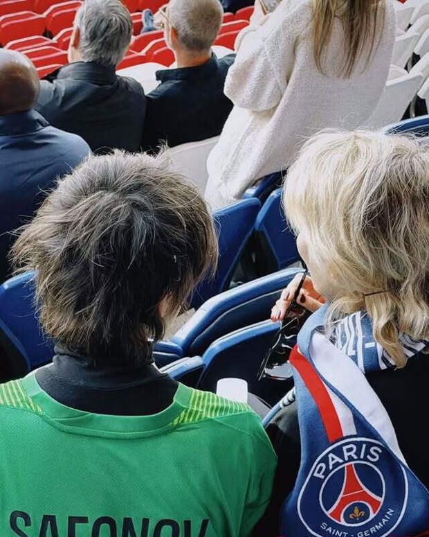 Певица Земфира в футболке Сафонова посетила матч "ПСЖ" - "Бавария"