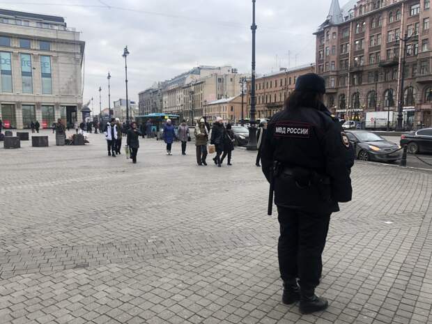 В Петербурге провели рейд по вручению повесток в военкомат уклонистам