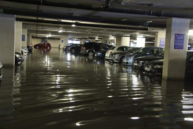 Вода просочилась на автостоянку и вызвала набухание изоляции, вследствие чего дорожное покрытие поднялось и фактически прижало машины к потолку. крытая парковка, парковка, потоп