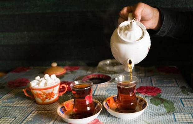 Чай подается крепким с ярко-желтой карамелькой под названием набат.