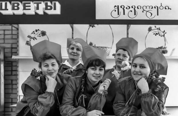 Цветочный отдел магазина "Грузия" в Москве. Фото В. Соболева, март 1987 год.