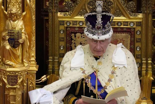 Королевские причуды или скрытое послание? Карл III презентовал свой первый "коронованный" портрет