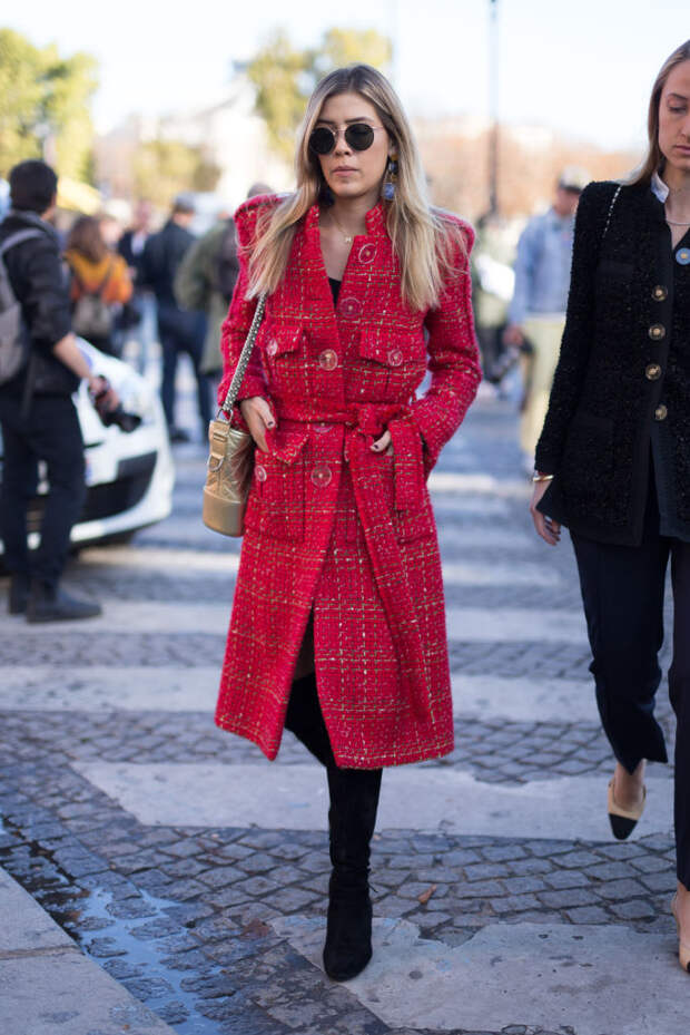 Девушка в красном пальто