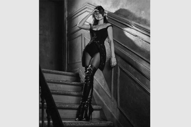 51-летняя Пенелопа Крус показала новое откровенное фото со съемки для журнала