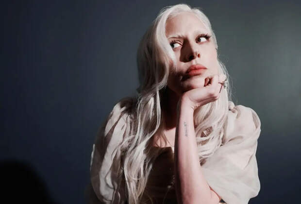 Леди Гага вышла в свет с обесцвеченными бровями